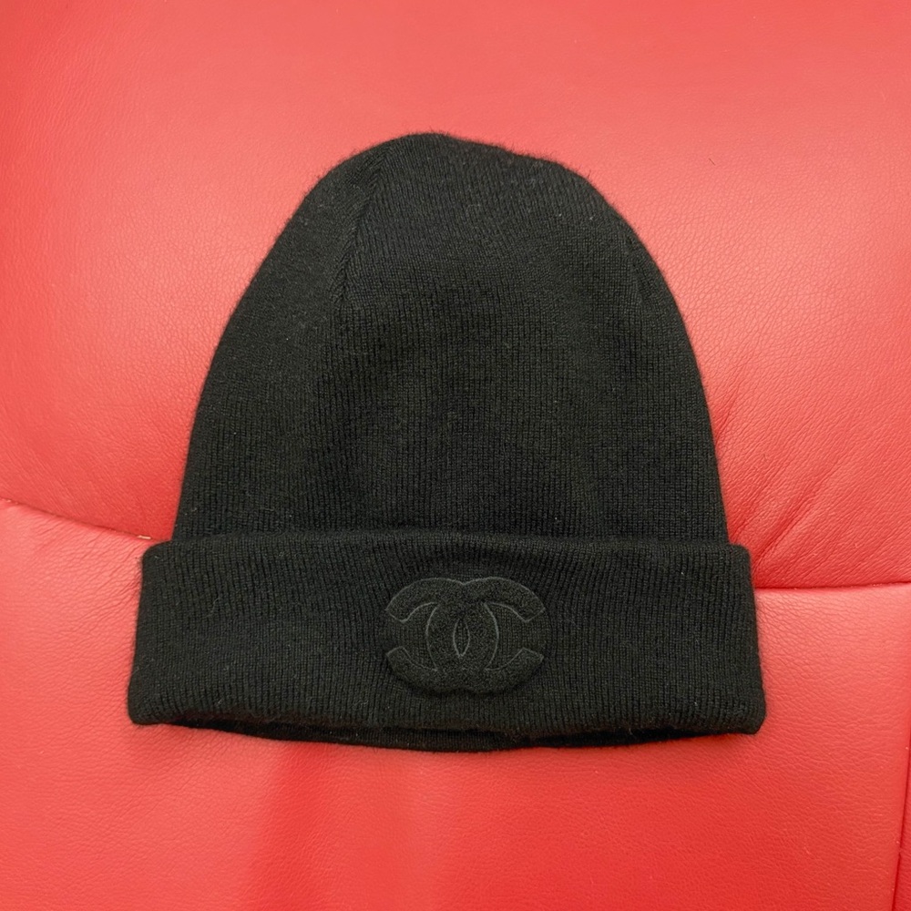 Authentic Chanel CC logo beanie - Picture 3 of 7